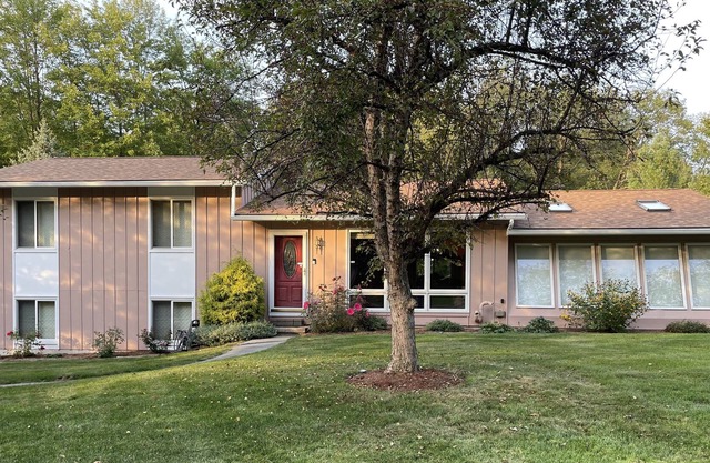 Family friendly 4BR, 3 Full Bath house. Only 30 minutes to ski slopes, downtown.