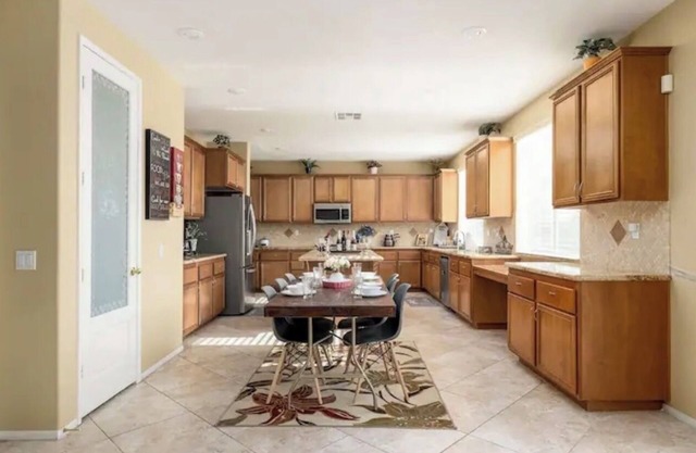 Family-friendly 5 Bed/3 Bath House with Gym and Backyard
