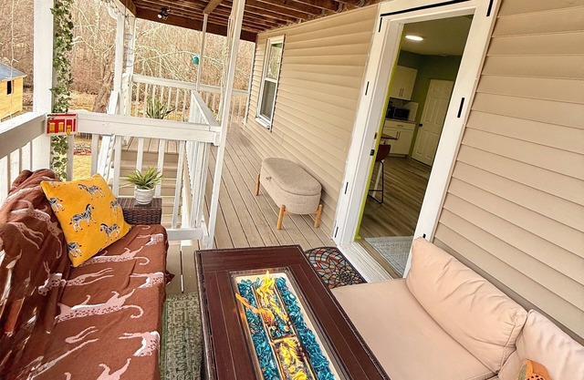 Family-friendly 5-Bedroom Webster Home w/ Cozy Balcony - Perfect for Families!