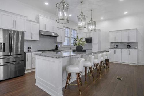Family-Friendly 5BR | Sleeps 15 | 3 mins Downtown!