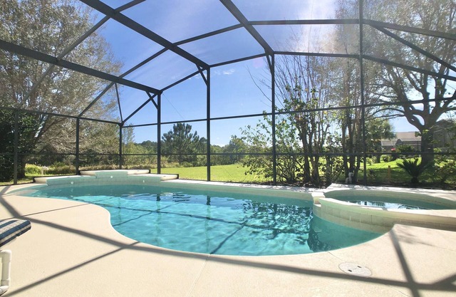 Familienfreundliche 5BR Villa mit herrlichem Ausblick und privatem Pool in Südlage