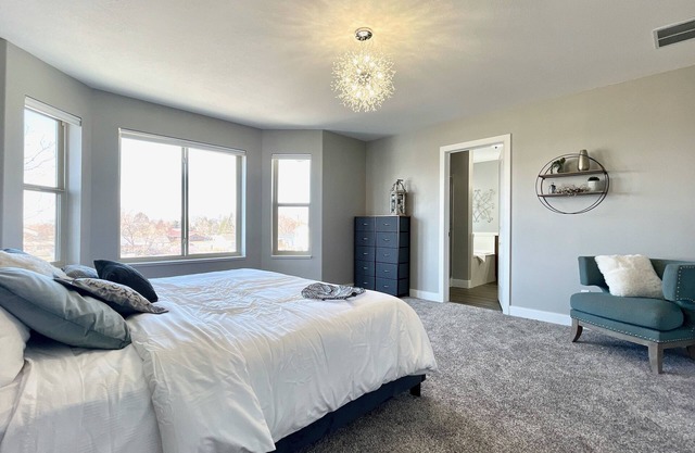 Family friendly 7 bedroom 4.5 bath sleeps 25+
