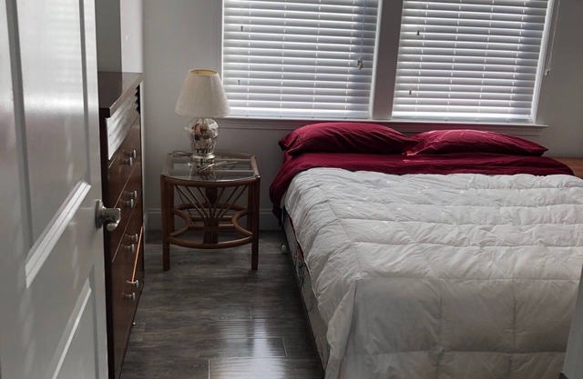 Family-Friendly Beach Cottage, sleeps 10!