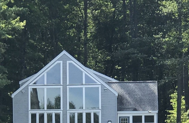 Family Friendly beautiful home on Bunganut Lake. Weekly rentals only.