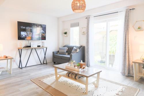 Family-Friendly Boho Stay - Sleeps 10 - Near the Falls