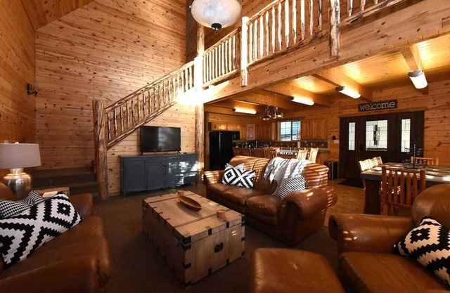 Reunion Lodge | Sleeps 20 | Near Yellowstone | Hot Tub