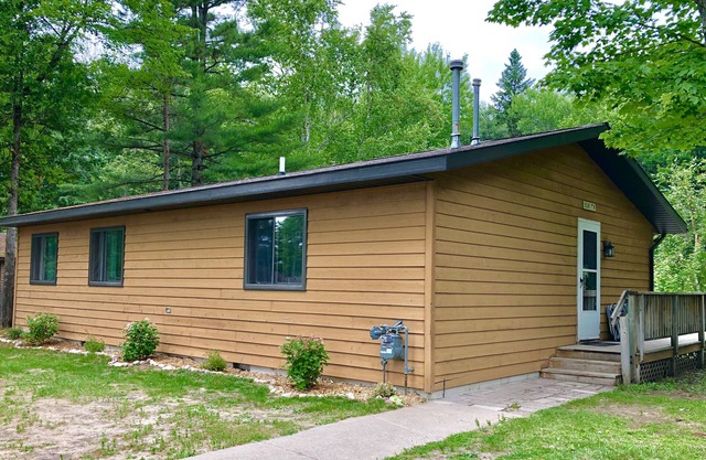 3-Zimmer-Hütte am AuTrain Lake! Strand, Garten, Sauna! Abgebildete Felsen nahe vorbei