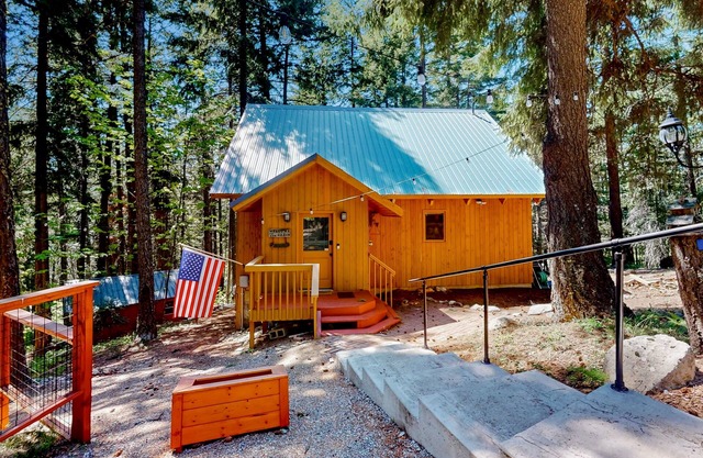 Family-friendly cabin with wood stove, Internet and W/D