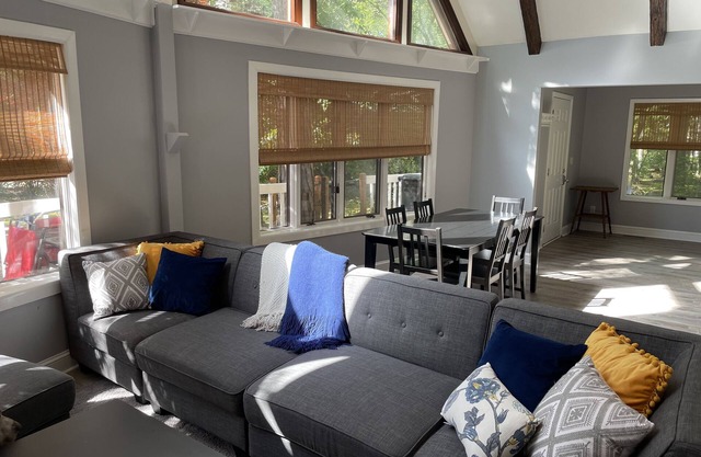 Family friendly chalet, 5 mins. to pools, 12 mins. to beach - 4 beds, 2 baths