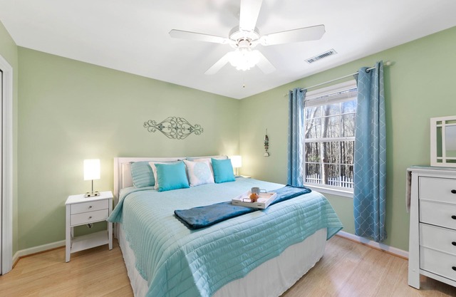 Family friendly close to OC, pool access