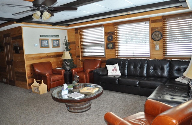 Familienfreundlich Country Lodge 15 Minuten entfernt von Waterton Lakes Nationalpark