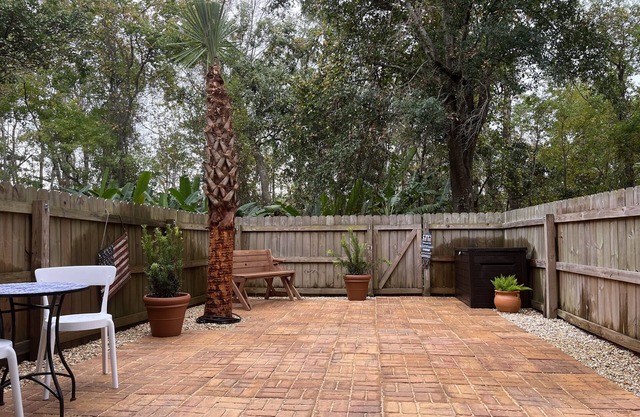 Family Friendly Condo minutes to beach w/ large pool and private outdoor space.