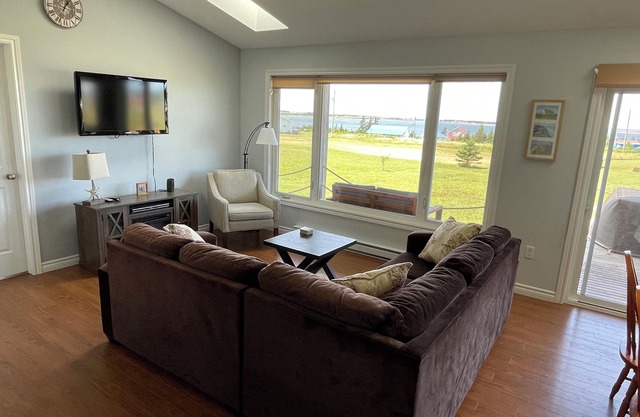 Family friendly cottage with water view- Minutes from Thunder Cove Beach