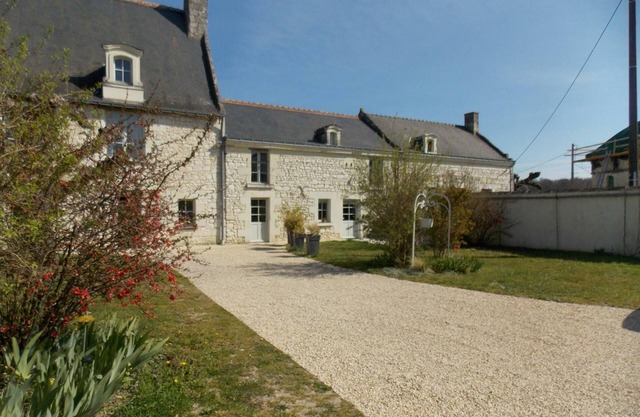 Gîte charmant avec cour close et terrasse, près de Chinon, idéal pour familles et amateurs de patrimoine