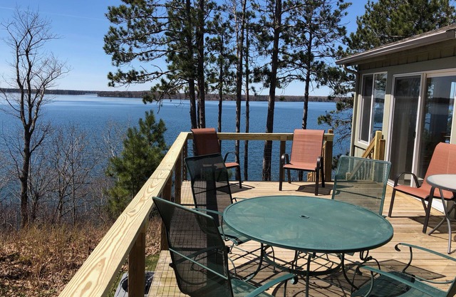 Familienfreundliches Cottage mit spektakulärem Blick auf Round Lake-Hayward, WI
