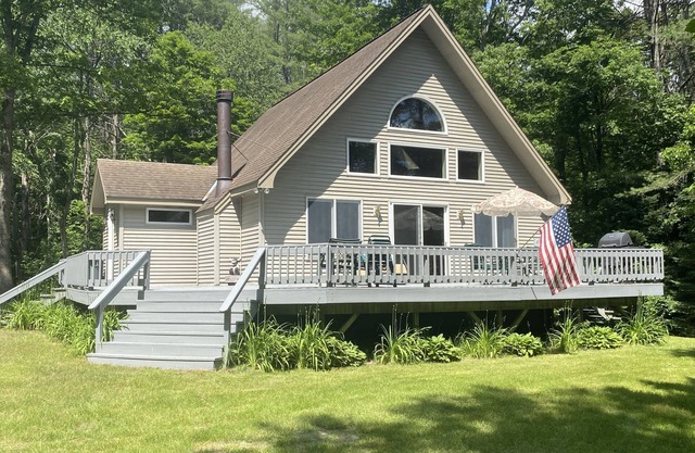 Family Friendly Cozy Country Chalet -- Close to skiing, hiking, kayaking, golf