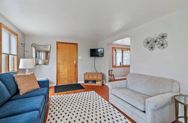 Family Friendly Cozy Home with Deck, AC, Wi-Fi, Private Garage in Brookline