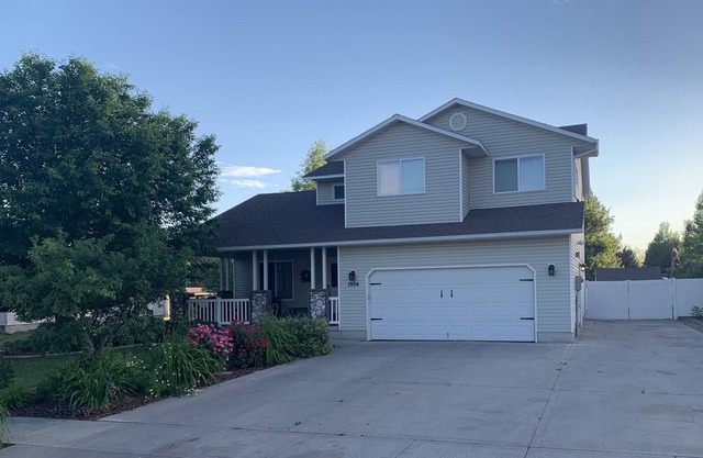 Hot Tub! Family Friendly East Idaho Falls Home! 2 kings!