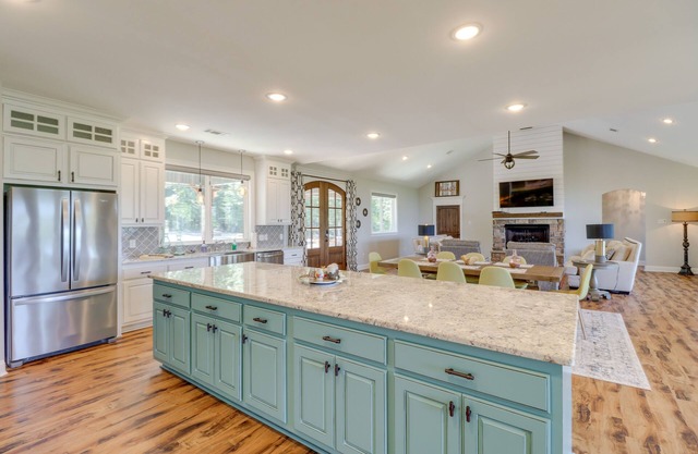 Family-Friendly Edgemont Home w/ Deck & Lake Views