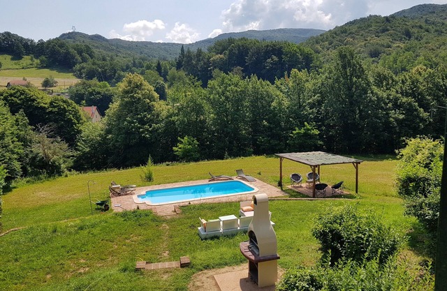 Renoviertes Bauernhaus mit eigenem Pool, auf großem Grundstück mit Strom begrenzt