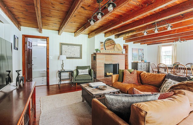 Family Friendly Farmhouse on FENCED 16 Acres with Trails