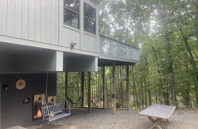 Family-Friendly Floating Tree House Near Smith Mountain Lake – Serene & Cozy