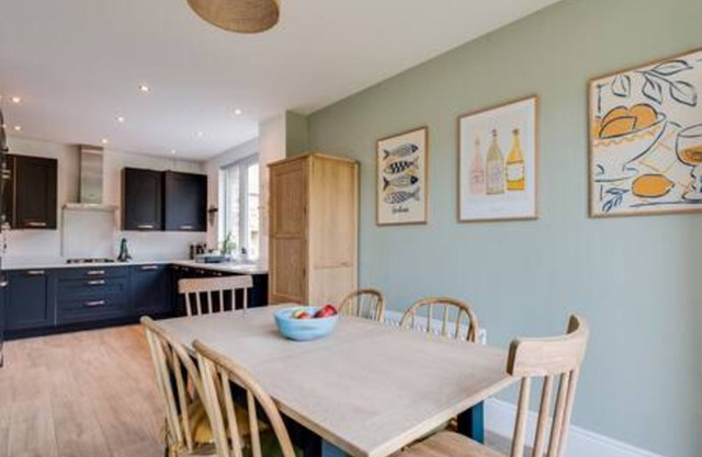 Family-Friendly Getaway - Garden, Parking Sleeps 7