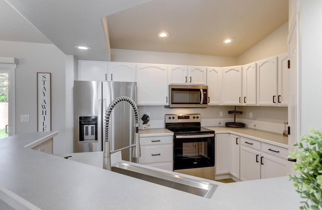 Family friendly guest home - 5-min to CofI and fairgrounds (sleeps 6)