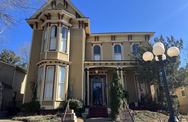 Family Friendly, Historic Mansion Row, **5 min from Louisville!**