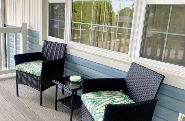 Family Friendly Home Min to Zoo, I80, Large Porch, Off Street Parking, Sleeps 8+
