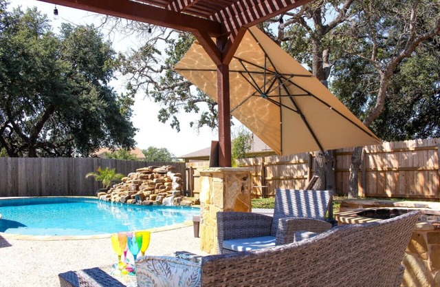 Family Friendly Home near DWTN ATX w Cozy Backyard