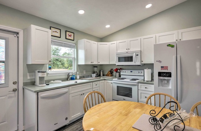 Family-friendly Home, Walk to Steinhatchee River!