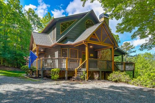 Family Friendly Hot Tub Haven in Mineral Bluff!