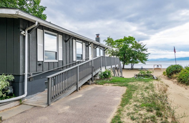 NEUE AUFLISTUNG! Familienfreundliches Haus am Lake Champlain mit Strand, Aussicht und WLAN