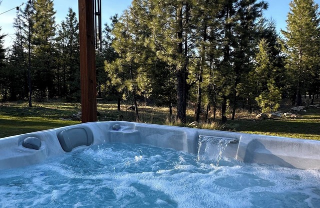 Family friendly house minutes from Silverwood with hot tub & fire pit