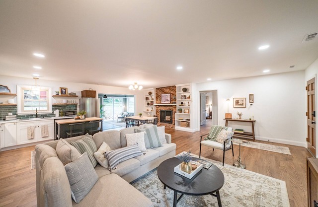 Family Friendly I Sleeps 8 I 11mins to LU & DT