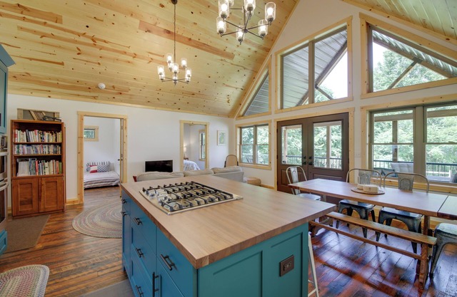 Family-Friendly Indiana Cabin w/Hot Tub & Decks