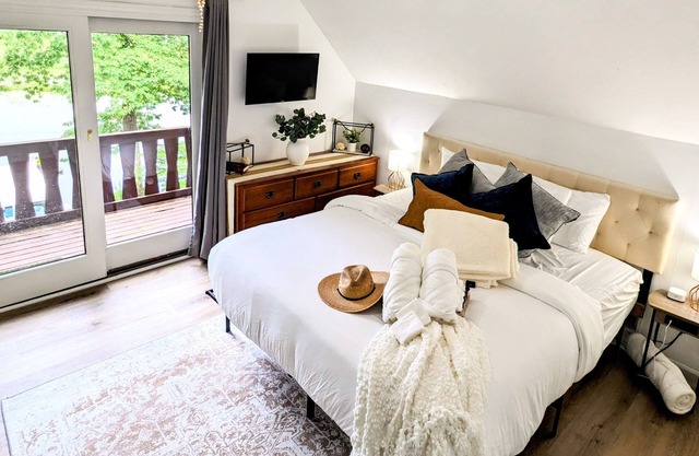 Spacious FiveStar Lakefront Retreat-4BR/4BA w/HotTub,GameRoom, FirePit, SUP