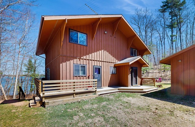 NEUE AUFLISTUNG! Haus am See mit Dock, Paddelboot, Feuerstelle - familienfreundlich!