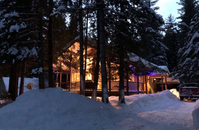 Familienfreundliche Hütte am See mit Strand und Bootsdeck.