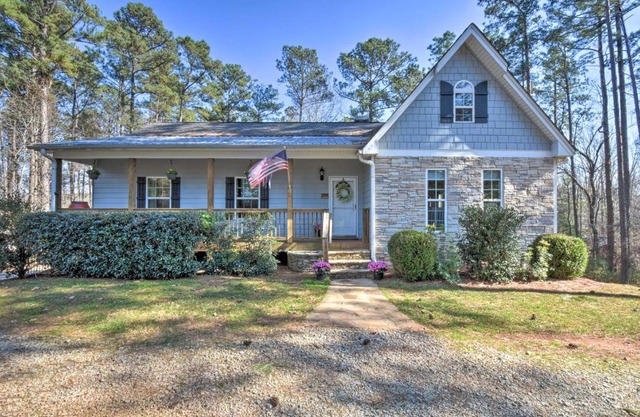 Family-Friendly Lake Lanier Escape on 2 and Acres!