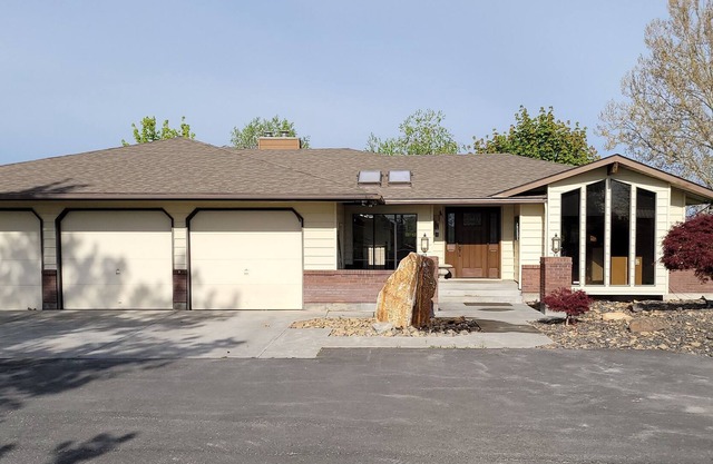 Family Friendly Lakefront Home 1.5acres/sleeps 18