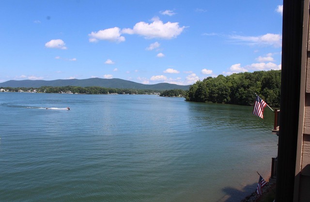 Familienfreundlich, Lake Front Condo im ruhigen südlichen Teil des Smith Mtn Lake
