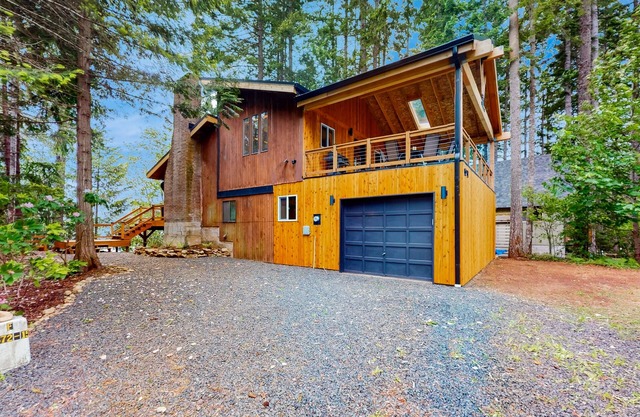 Family-friendly lakefront home with gas bbq, wifi and covered deck