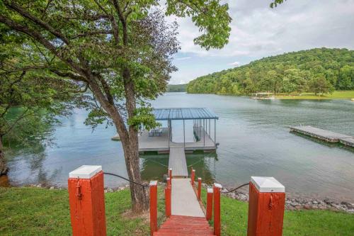 Family Friendly Lakefront with Private Dock Fire Pit Near Marinas