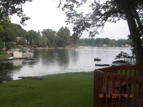 Family Friendly Lakefront Oasis! Huge Deck-Pets Welcome