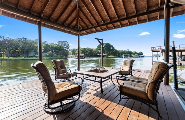 Family Friendly Lakehouse Cedar Creek Lake