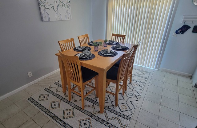 Family-friendly, Less than 5 minutes from Kings Bay, water park huge backyard.