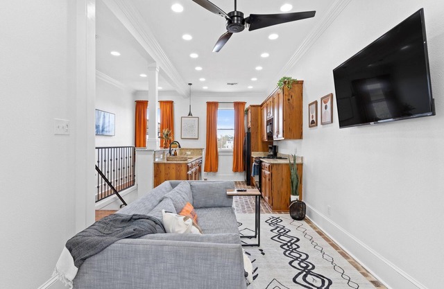 This duplex is a 2 bedroom(s), 1 bathrooms, located in New Orleans, LA.