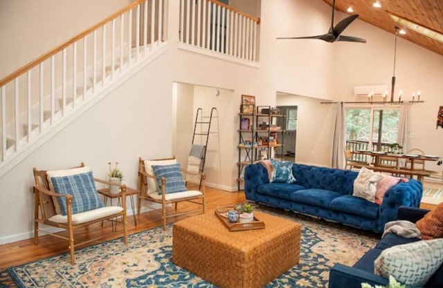 Family Friendly Mountain Retreat: Grill, Cabana, Hot Tub, Play set, Fire pit